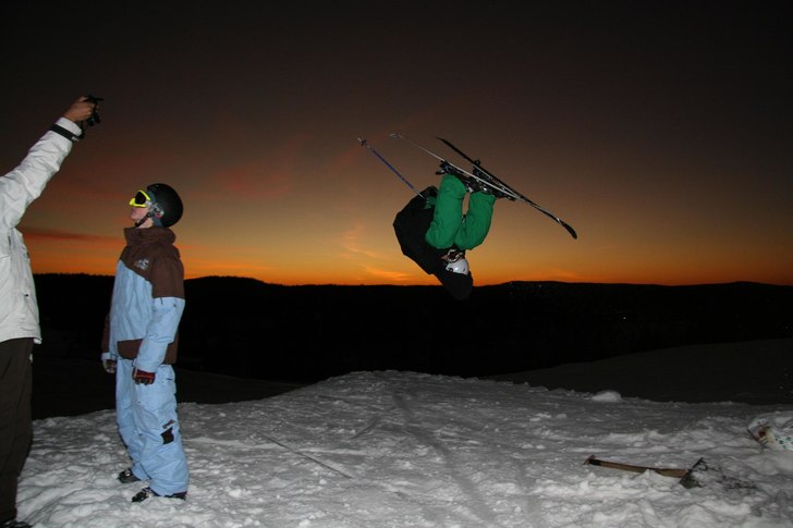 Jag drar en frontflip 
Danne fotar Rasmus
Sven f. Foto: Sven Bogg. Åkare: Olle Eriksson.