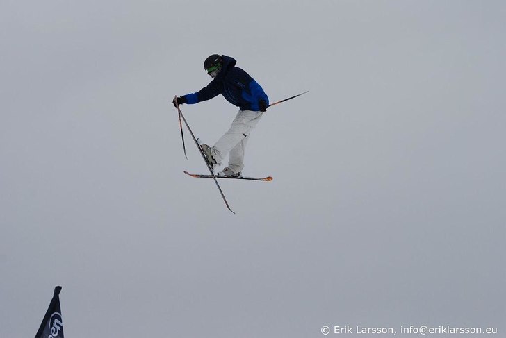 Det är viktigt attt strecha innan tävling.. Foto: Erik Larsson. Åkare: Jaog.