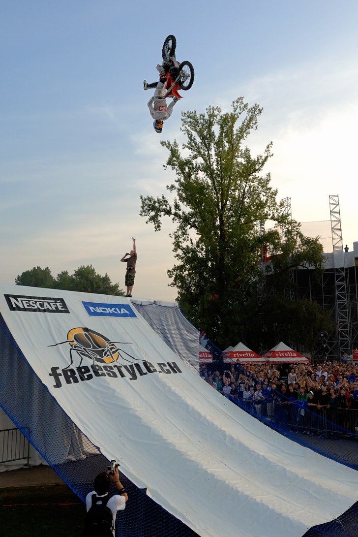 Foto: Marc Zander. Åkare: Mat Rebeaud (SUI) showed daredevil tricks as the Nac Nac Backflip one hand.