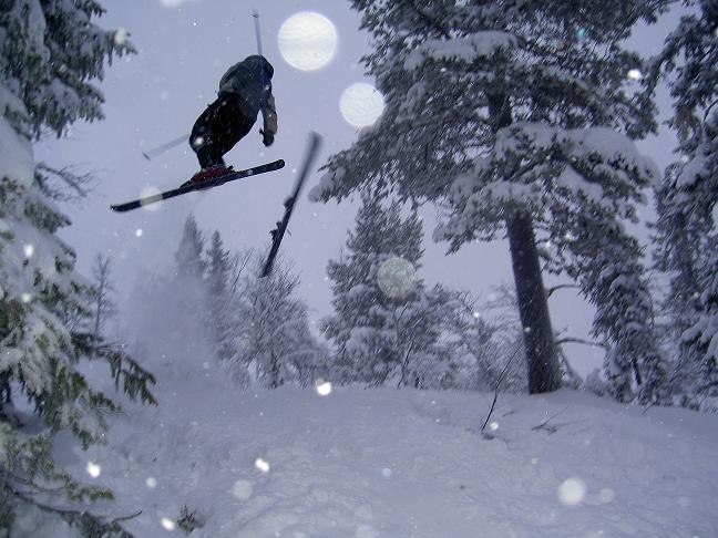 Skidan flyger bara av! . Foto: Andreas. Åkare: Josef Alm.