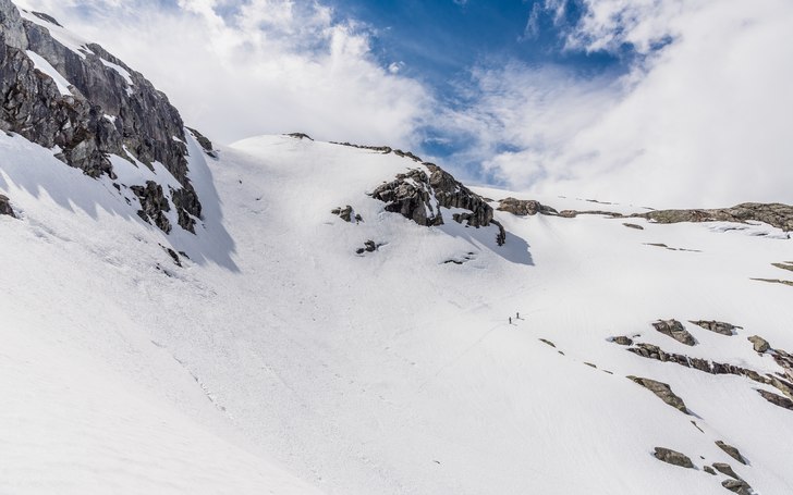 Åket sett från nordost. Det vita snöfältet i v.