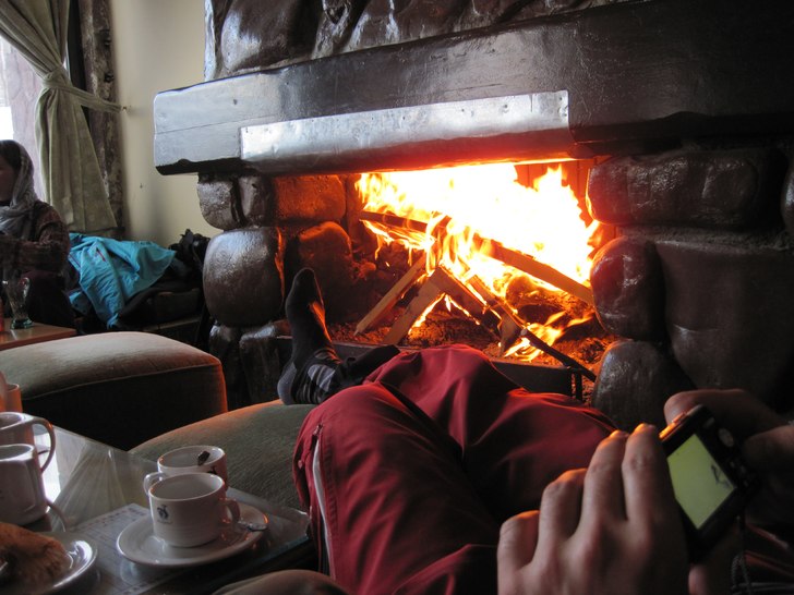 Iransk afterski med tea, backgammon, vattenpipa, o. Foto: Tjuvis. Åkare: Iransk stol.