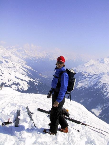 På toppen av Vildebene.St.Anton syns bakom Pär. . Foto: Henrik Rafstedt. Åkare: Pär.