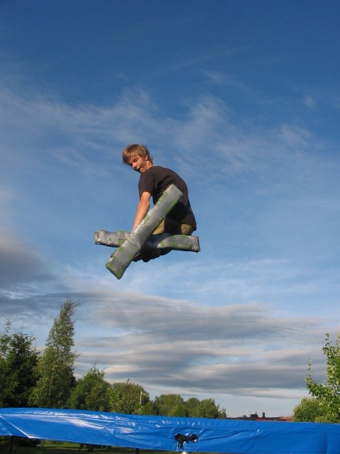 lite lek med studsmatteskidor. Foto: Johan Olsson. Åkare: Simon Sandström.