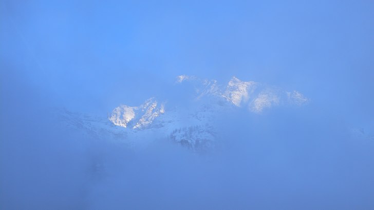 Efter två dagars konstant snöande så skymtar vi. Foto: Michael Mslmros.