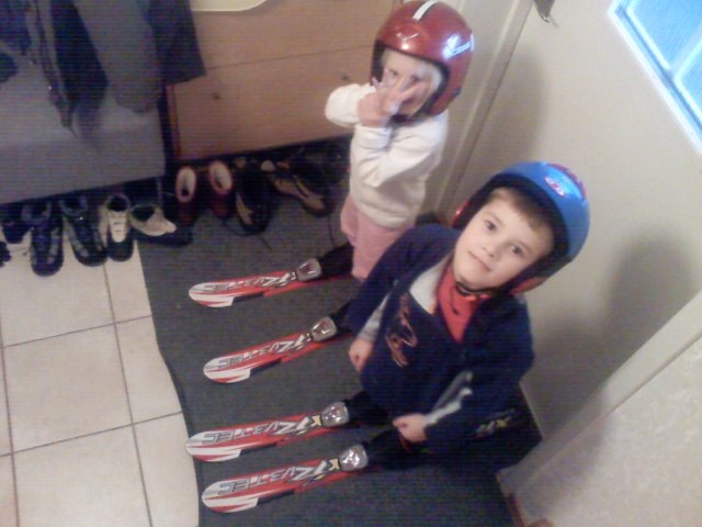 Lite åksugna ungar på ny utr.. Foto: Joacim Runfors. Åkare: Isac & Elena.