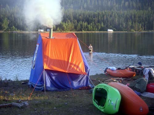 Finnarnas tältbastu, en gemytlig plats med ståpl. Foto: Emma Lundgren.