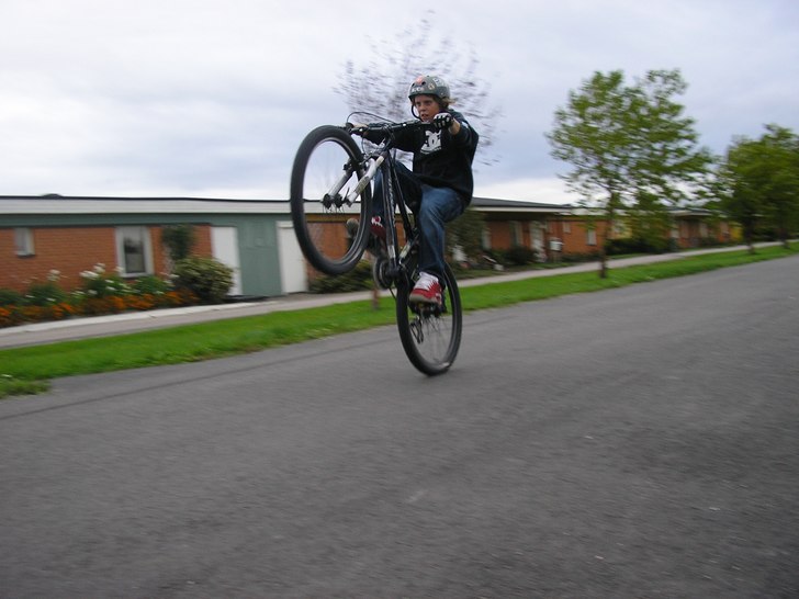 Wheelie. Foto: Fredrik Turri. Åkare: Gustav.