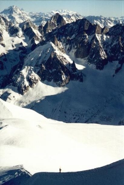 Okänd snowboardåkare på Aguille du midi, Chamon. Foto: David Furendal. Åkare: okänd.