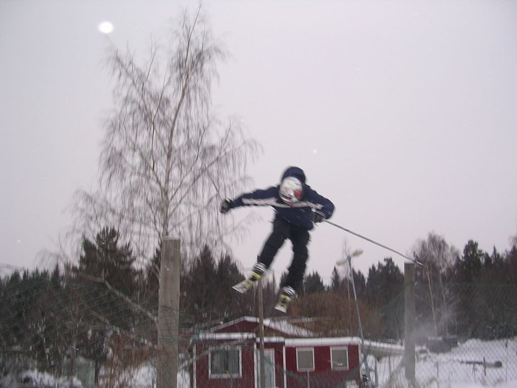gör en 180 över ett staket. Foto: Mikael Hillius. Åkare: Robin Andersson.