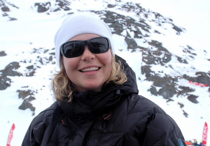 anna hänger på räcket utanför hus 3. Foto: jag. Åkare: söta anna.
