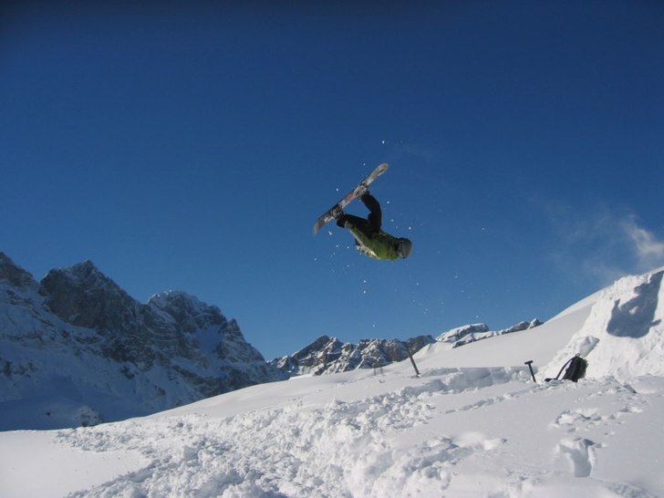 Säkerheten him self Erik stompar som vanligt en b. Foto: Linus Hougland. Åkare: Erik"dubbelbackflip"Svedbäck.