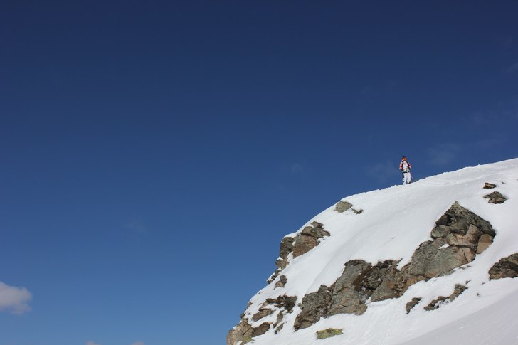 En solig dag på Val Thoréns högsta topp,där Fr. Foto: Andreas Ekman. Åkare: Fredrik Eldh.