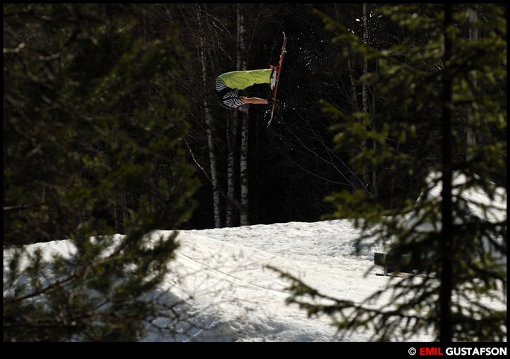 Måns i en frontflip.. Foto: Emil Gustafson. Åkare: Måns Nyberg.