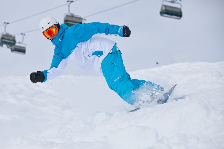 Marc provar att droppa 50 cm puder rakt under lift. Foto: Peter Igelhammar. Åkare: Marc Ravn.