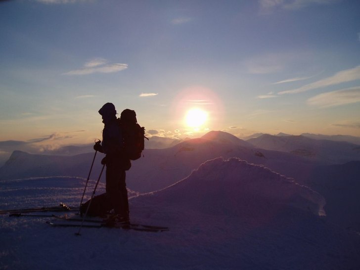 Topptur på Tjomuhas i januari.. Foto: Mårten Johansson. Åkare: Mattias Eriksson.