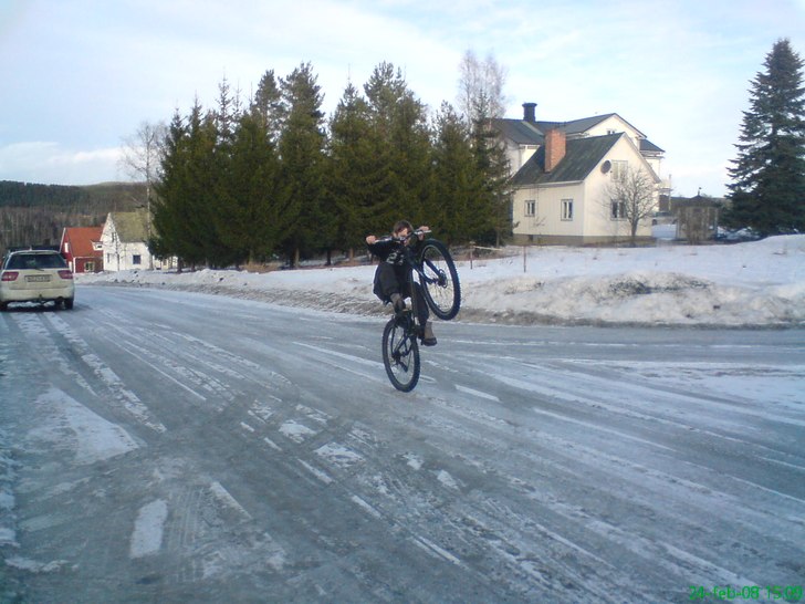 lite backhjuls träning på morgonen:D. Foto: emil. Åkare: daniel tidigt på morgonen:D.