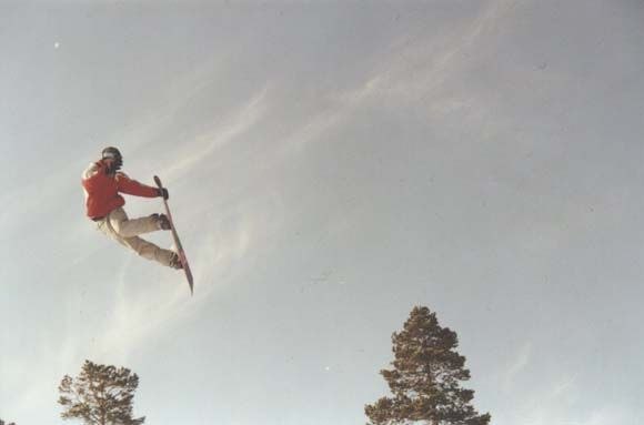 Hans laddar Grymt i cornerhopp i Lindvallen.. Foto: Peter Nilimaa. Åkare: Hans strömback.