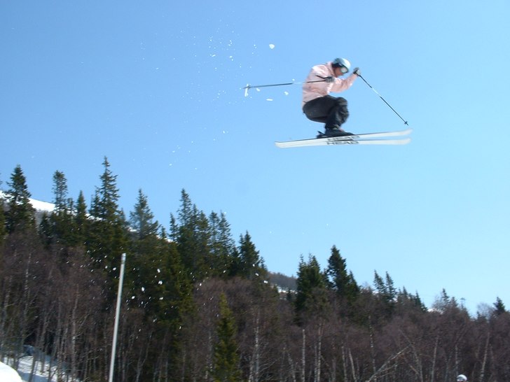 Martin tar höjd i bräcke.. Foto: Rickard Ljunggren. Åkare: Martin Larsson.