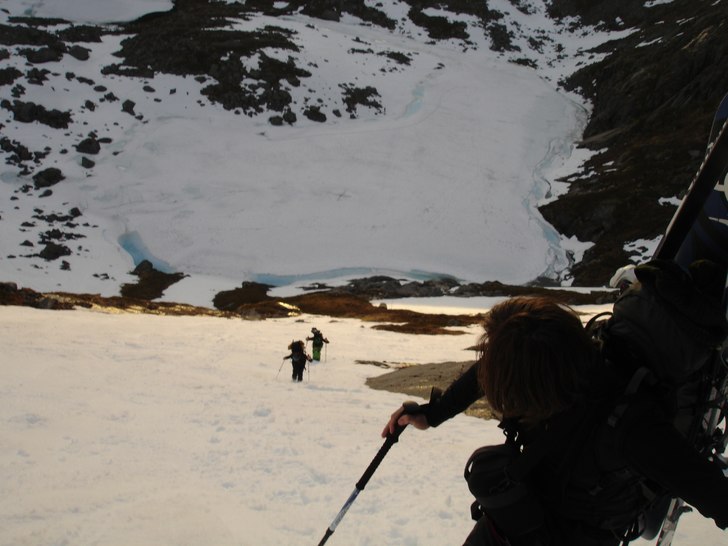 hiking. 4+hours to the midnight drop-in... burn to. Foto: brian Wolfe. Åkare: Samuel, Ane, Jurgen....