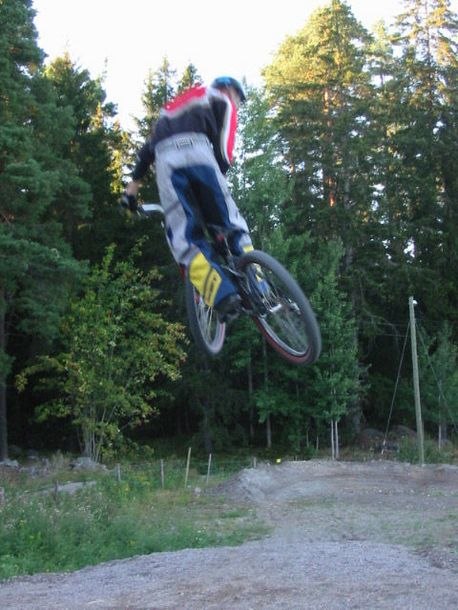 Lill-Sven provar nya platåhoppet.. Foto: ?. Åkare: Sven W.