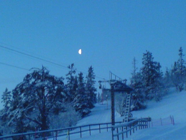 Månen lyser över Vemdalsskalet. Foto: Pontus Norrlander.