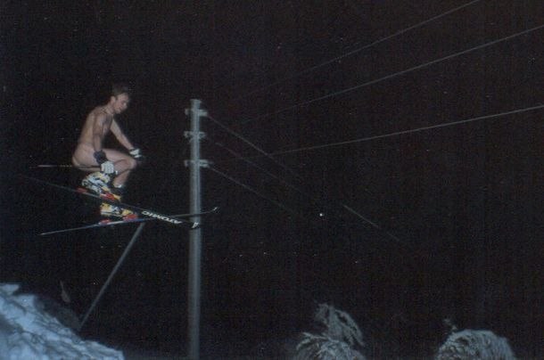 Vinter 2000 minus 23 og en flaske med sprit, må s. Foto: Stig Remi Wiik. Åkare: Christian Juel.