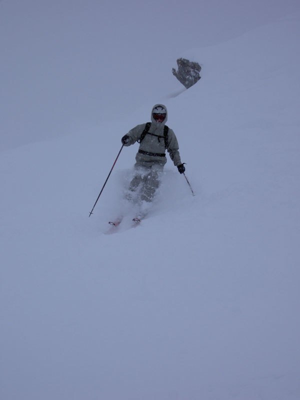 Ett kanonåk i totalt snöoväder på glaciären. Foto: Jon Jönsson. Åkare: Christian Skoog.