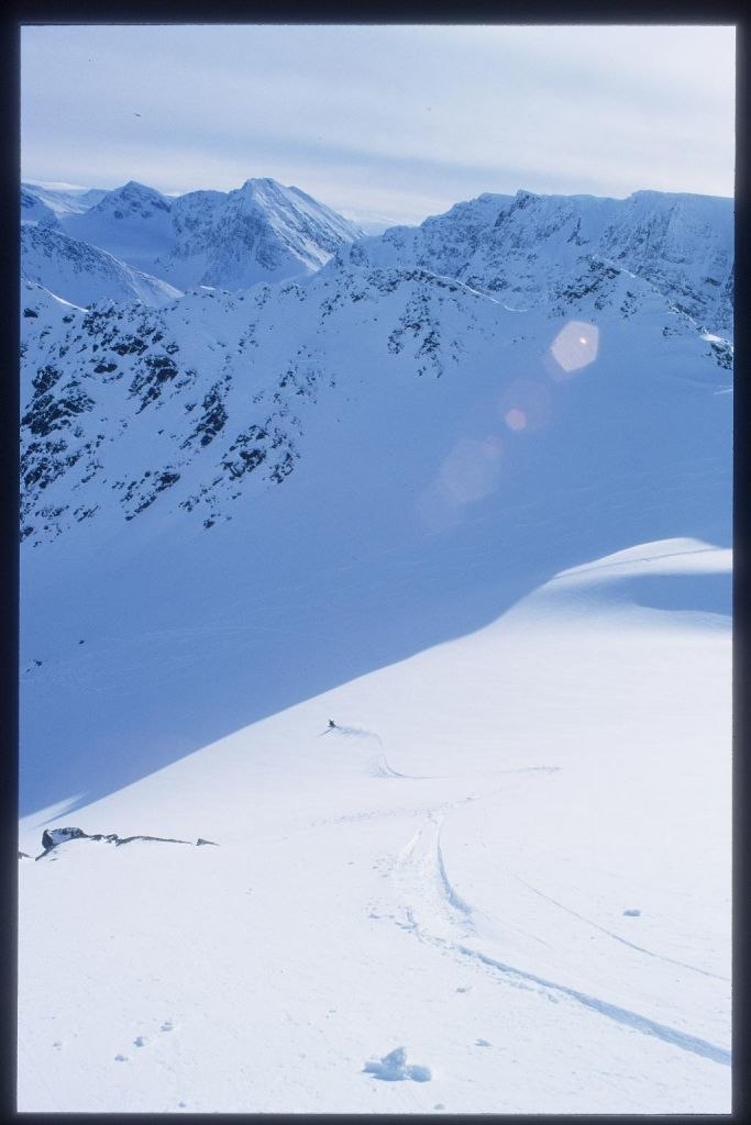 Några goa svängar, synd på apspåren i skuggan . Foto: Björn Michaelsen. Åkare: Jonas Bergman.