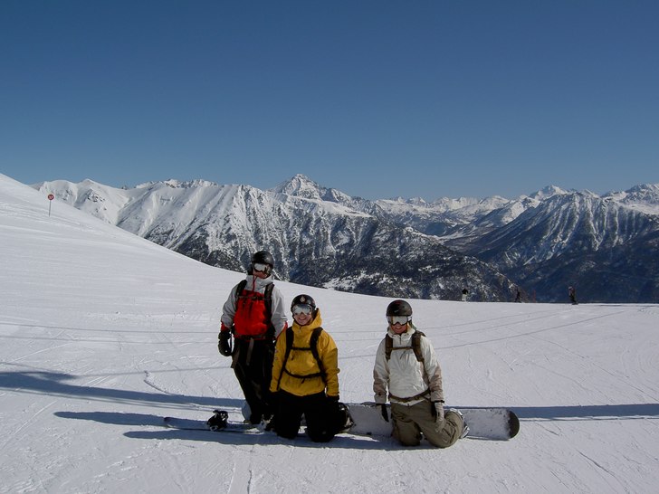 Skön åkning med tjejorna ner till briancon. Foto: ida eriksson. Åkare: Andrea/Malin/Hanna.