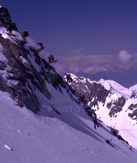 N-Z rider Craig Anderton spins off a cliff. Foto: Yves Garneau. Åkare: Craig Anderton.