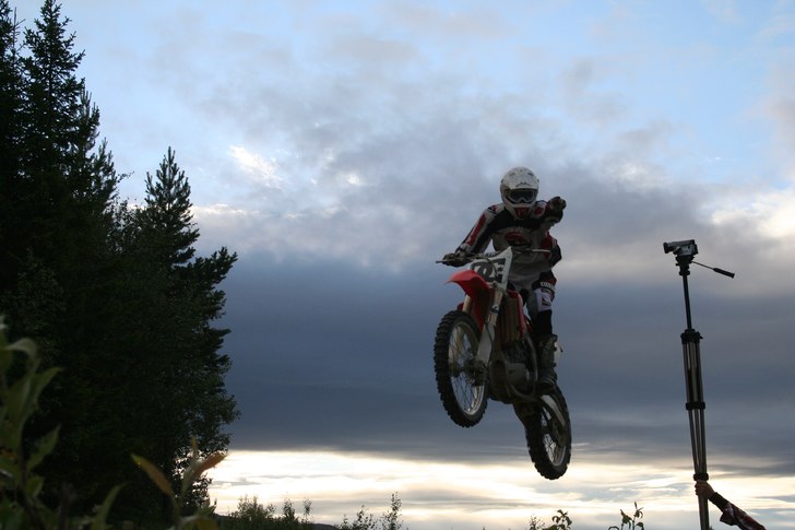 Martin tar steget och pekar var skåpet ska stå!. Foto: Adrian Frölund. Åkare: Martin Nilsson.