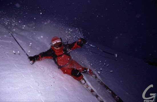 A ski after dinner makes room for drinks at the ba. Foto: Yves Garneau. Åkare: Nicolas Falquet.