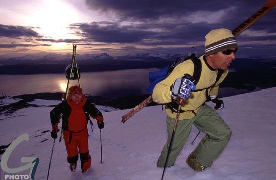 Hiking under the midnight sun in Narvik Norway,  P. Foto: Yves Garneau. Åkare: Phil and Nicolas.