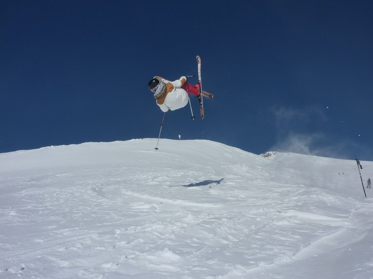 Lincon upp ur pistkanten, med pistskidor!. Foto: Emelie Klingvall. Åkare: Jagsan.