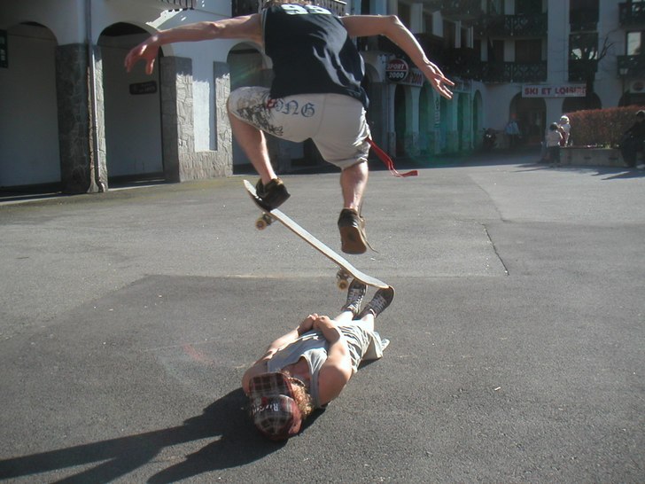 Lite skön skate på Sudtorget i Chamonix en solig. Foto: Magnus Eriksson. Åkare: Anders Fröderberg.