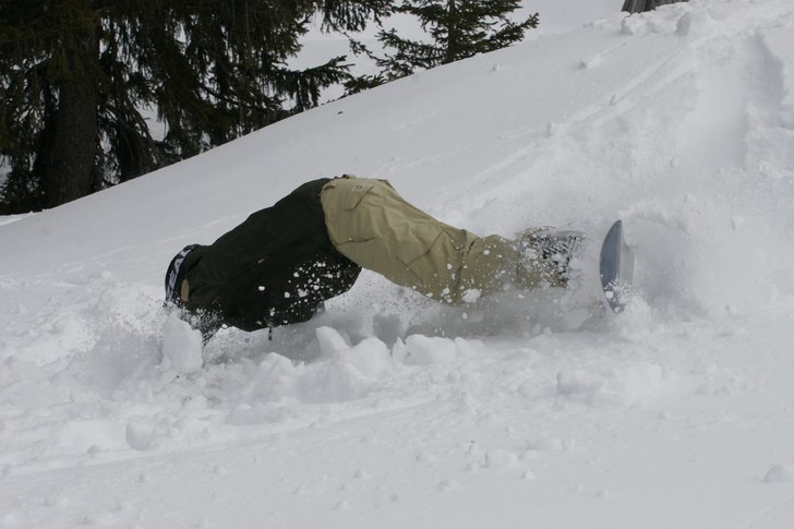 Ät snööööö!!!! Missar landningen helt, med v. Foto: Peter Igelhammar. Åkare: Benny Ericsson.