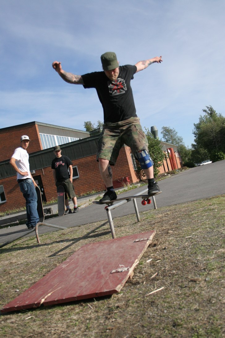 boardslide. Foto: patrik durfors. Åkare: pierre holm.