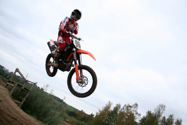 Fick till bilden när han släppt styret.. Foto: Simon Månsson. Åkare: En dansk.