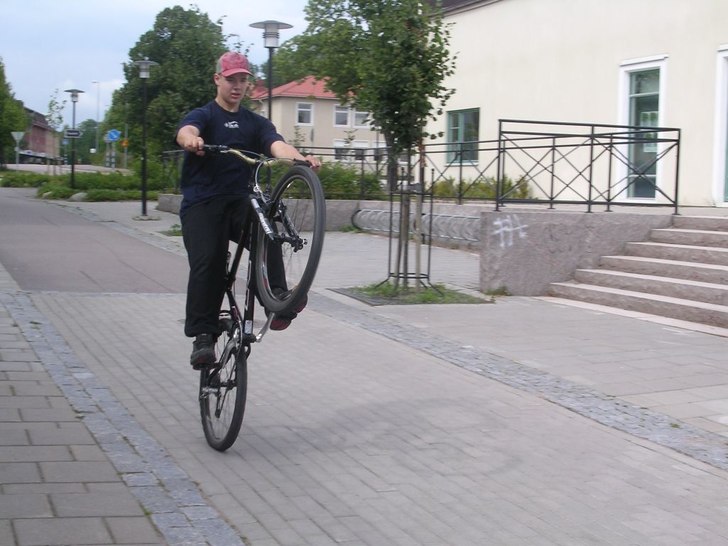 En wheelie Igen;)på bak slangen. Foto: Robin Andersson. Åkare: Daniel Landell.