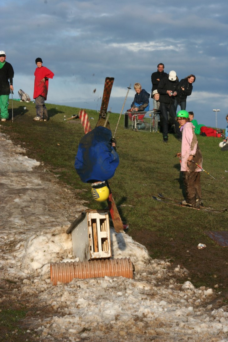 Langar en frontlip av up boxen på linköping rail. Foto: Victor lindgren. Åkare: Cristopher Hjälmeby.