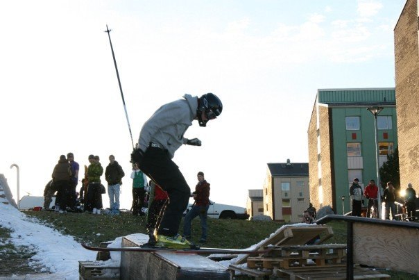 Railsession i Luleå med snö från ishallen och r. Foto: Sverker Högbom. Åkare: Henrik Petersson.
