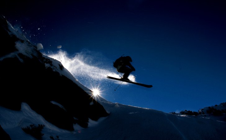 Snörök i motljus. Foto: ?. Åkare: Fredrik Falkman.