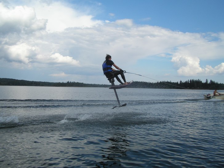 Litet hopp med air chairen:). Foto: Martin Falk. Åkare: Eric Clark.