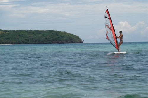 jag har äntligen lärt mig windsurfing! =). Foto: Tias. Åkare: Saz.