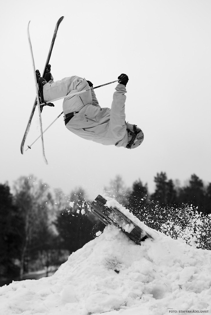 Kör en backflip på ett litet hopp i slutet av ma. Foto: Staffan Ädelqvist. Åkare: David Husberg (jag).