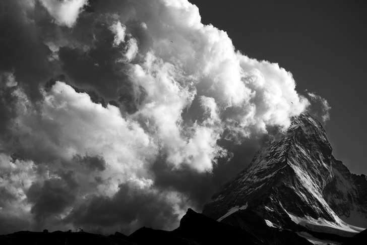 Det brinner på matterhorn. Gillae hur molnet klä.