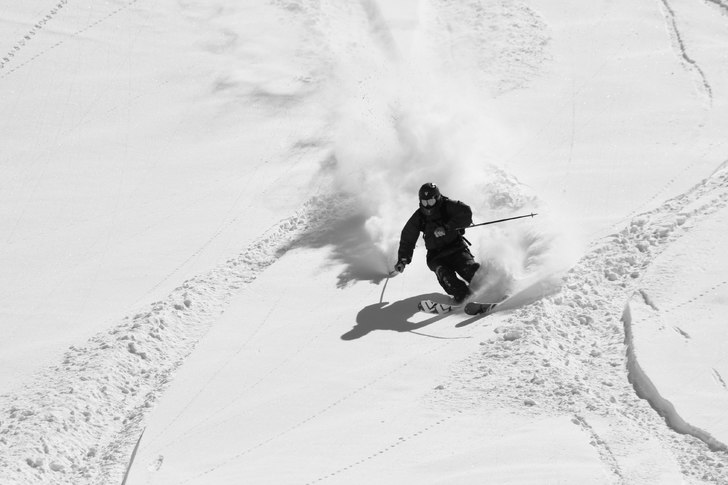 Adam tar ordentligt med fart på face 2 i Zermatt. Foto: Robin Ljungqwist. Åkare: Adam Jonsson.