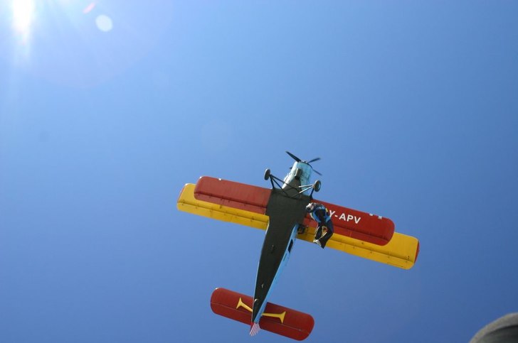 Johan lämnar våran AN2:a med ett härligt dyk en. Foto: Thomas Nyberg. Åkare: Johan Nordin.