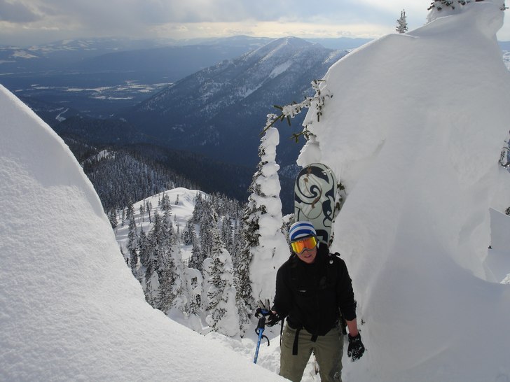 Sofie was stoked on the hike to the craziest load. Foto: Brian Wolfe. Åkare: Sofie Windh.